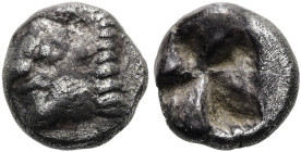 IONIEN. KOLOPHON Obol ø 8mm (0.99g). Spätes 6. Jh. v. Chr. Vs.: Archaischer Männerkopf (Apollon?) n. l. Rs.: Unregelmäßiges Quadratum incusum. SNG Aul...