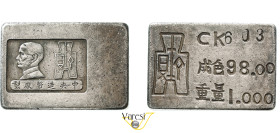CINA - REPUBBLICA (1912-1949) Lingotto da 1 Tael (circa 1945) in argento 98%, Pechino Ag 32,00 31,9x21,9 • Con l’introduzione dei Dollari cinesi, YUAN...