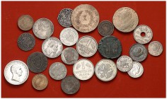 Lote de 24 monedas extranjeras de módulo pequeño en diversos metales, varias de plata, incluye un follis bizantino. A examinar. MBC-/EBC.