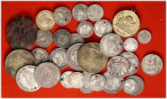 Lote de 32 medallas y jetones de tamaño mediano y pequeño, la mayoría de plata y de Bolivia, algunas con perforación. A examinar. MBC-/EBC+.