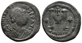 JUSTIN I (518-527). Follis. Thessalonica.
Obv: D N IVSTINVS P P AVG.
Diademed, draped and cuirassed bust right.
Rev: Large M between stars; above, cro...