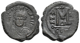 MAURICE TIBERIUS (582-602). Follis. Constantinople.
Obv: d N TIbER mAVR P P.
Crowned and cuirassed bust facing, holding globus cruciger and shield.
Re...