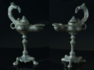 A fine Byzantine bronze oil lamp with a griffin head handle
Circa 5th-7th century AD. With an elongated body and stand.
900 gr - Height in total : 2...
