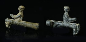 A Roman bronze figurine of an ram head, male form on it.
16,49 g - W 44,03 mm