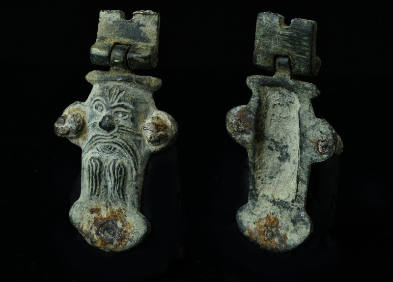 Bronze pendant of a bearded man's face (Silenos?)
27,28 g - H 62 mm