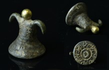 A seal reminiscent of a two-armed with gold details. Probably early period.
39,20 g - H 33,02 mm