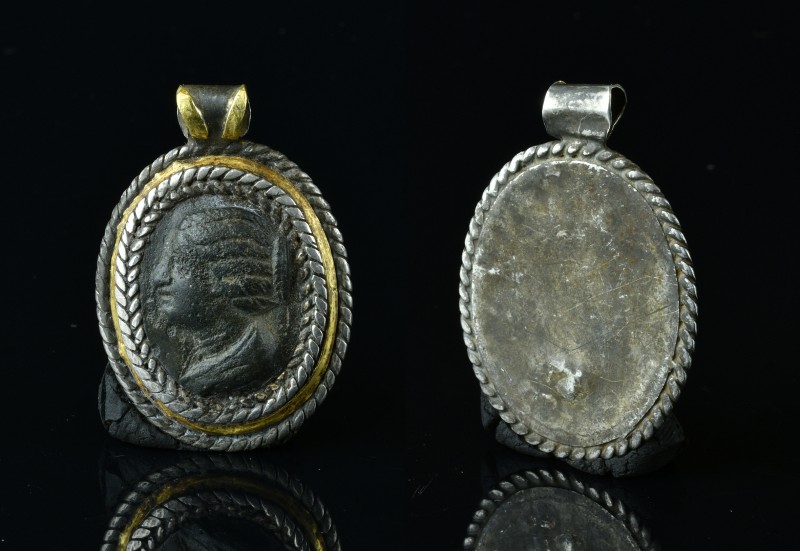 A necklace with silver, gold and bronze embroidery. A very rare piece with great...