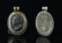 A necklace with silver, gold and bronze embroidery. A very rare piece with great details.
14,85 g - 40 x 28 mm