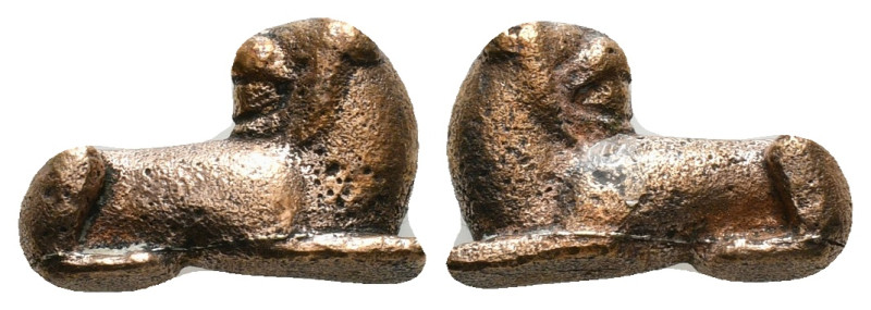 bronze, roman period. statue of a lion with its head turned backwards
8,06 g - W...