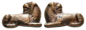 bronze, roman period. statue of a lion with its head turned backwards
8,06 g - W 21,26 mm