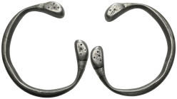 silver heavy and thick bracelet. Viking?
143,13 g - 88 x 79 mm