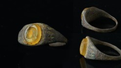 Bronze ring with a gemstone made of orange carnelian
2,66 g - 19,20 mm
