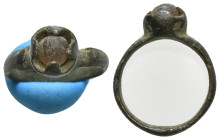 Ancient bronze ring with gemstone
2,75 g