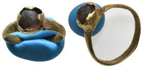 Ancient ring with gemstone bronze
2,03 g