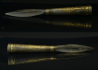 OTTOMAN CAVALRY LANCE SPEARHEAD.
A spearhead with gold work on bronze.
صادق داع - Sadiq Da'in (Means the one who calls,invites)

A rare object in ...