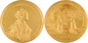 57. Catherine II (1762-1796)
Médaille en or du couronnement du 22 septembre 1762.
Graveurs : Avers : T. IVANOV, Revers : WAECHTER.
D : 64 mm - Poids :...