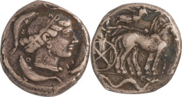 190. SICILE SYRACUSE (465-460)
Tétradrachme.
 Avers : Tête de Aréthuse à droite, cheveux retenus par une
corde.
Revers : Niké couronnant un bige, serp...