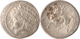 201. CELTE DU DANUBE (170-150)
Tétradrachme.
Avers : Tête laurée à gauche dans un cercle perlé.
Revers : Cavalier à gauche.
Poids : 11,95 g
LT : 9910....
