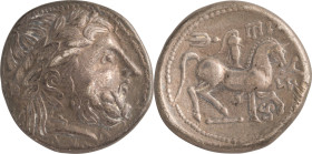 202. CELTE DU DANUBE (170-150)
Tétradrachme. Imitation des monnaies macédoniennes.
Avers : Tête laurée et barbue à droite.
Revers : Cavalier à droite ...
