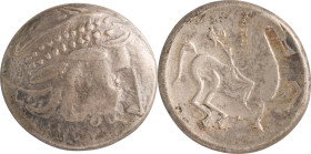 203. CELTE DU DANUBE (170-150)
Imitation du tétradrachme de Philippe II.
Avers : Tête stylisée de Zeus à droite.
Revers : Cavalier stylisé à droite.
P...