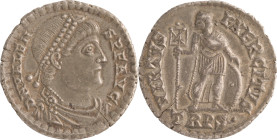 216. ROME, Valens (364-378)
Miliarens frappé à Trêves.
Avers : DN VALENS PF AVG. Buste diadémé à droite.
 Revers : VIRTUS EXERCITUS TRPS. Valens à gau...
