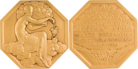 406. Médaille octogonale en or 750 / 1000 pour l’Exposition Internationale
des Arts décoratifs et industriels modernes, Paris 1925.
Avers : Porteuse d...