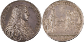 424. Louis XIV (1643-1715)
 Médaille en argent commémorant le renouvellement
de l’alliance avec les Suisses en 1663, Paris.
D : 51,5 mm - Poids : 89,5...