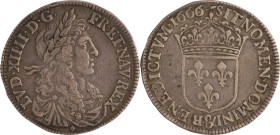425. Louis XIV (1643-1715)
 Quart d’écu au buste juvénile en argent, 1666 Aix-enProvence.
Poids : 6,7 g
G : 143.
Presque TTB.