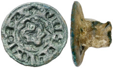 Matriz para sello. Ave parada a izquierda con círculo encima y delante, en orla hexalobulada, alrededor, leyenda circular SPERE ROMEU. 3,23 g. 17 mm. ...