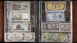 Colección de 590 billetes aproximadamente de diversos países. En 2 álbumes. A examinar. RC/S/C.