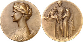 EUROPA. ÖSTERREICH. Karl I. 1916-1918. Medaille o.J. (v.H. Kautsch) Kaiserin Zita n.l. / Weibliche Gestalt mit 2 Kindern, auf ihre Fürsorglichkeit im ...