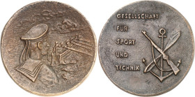 KRIEG und FRIEDEN. DDR 1949-1990. Medaille o.J. ca. 1980 der paramilitäre Ges. für Sport u. Technik . Emblem u. 5 Z / Matrose rs.,davor Ruderboot. Bro...