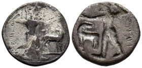 BRUTTIUM, Kaulonia. 1/3 Estátera. (Ar. 2,14g/15mm). 500-480 a.C. (SNG ANS 163). Anv: Apolo andando a derecha portando rama y demonio corriendo por su ...