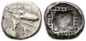 CARIA, Kindya. Tetróbolo. (Ar. 1,64g/12mm). 510-480 a. C. (SNG Kayhan 815). Anv: Cabeza de Cetos a la derecha. Rev: Patrón geométrico dentro de un cua...