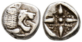 JONIA, Miletos. Dióbolo. (Ar. 1,15g/9mm). 600-500 a.C. (SNG Von Aulock 2080). Anv: Cabeza de leon a derecha. Rev: Diseño estrellado incuso. MBC.