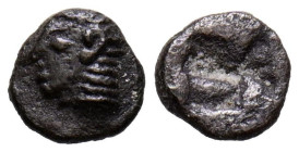 JONIA, Kolophon. Tretartemorion. (Ar. 0,16g/5mm). 530-500 a.C. (SNG Kayhan 343-7; SNG von Aulock 1810). Anv: Cabeza arcaica de Apolo a la izquierda Re...
