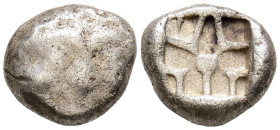 MISIA, Parion. Dracma. (Ar. 3,15g/13mm). 550-520 a.C. (SNG Copenhagen 256). Anv: Cabeza de medusa a de frente. Rev: Patrón linear incuso. BC+.