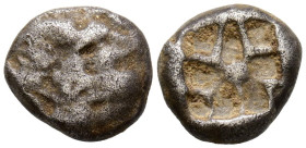 MISIA, Parion. Dracma. (Ar. 2,99g/12mm). 550-520 a.C. (SNG Copenhagen 256). Anv: Cabeza de medusa a de frente. Rev: Patrón linear incuso. BC+.
