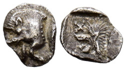 MISIA, Cícico. Obolo. (Ar. 0,18g/7mm). 450-400 a.C. (Klein 265). Anv: Parte delantera de Jabalí a izquierda, detrás atún. Rev: Cabeza de león a izquie...