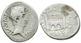 EMERITA AUGUSTA (Mérida). Denario. (Ar. 3,55g/19mm). 27 a.C. (FAB-976). Anv: Cabeza de Augusto a derecha, alrededor leyenda: IMP CAESAR AVGVSTVS. Rev:...