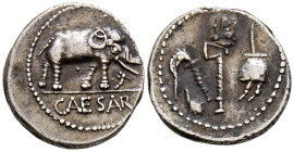 JULIO CESAR. Denario. (Ar. 3,70g/18mm). 49-48 a.C. Ceca militar móvil. (FFC 50; Crawford 443/1). Anv: Elefante avanzando a derecha, delante serpiente,...