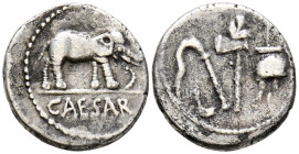 JULIO CESAR. Denario. (Ar. 3,80g/18mm). 49-48 a.C. Ceca militar móvil. (Crawford 443/1). Anv: Elefante avanzando a derecha, delante serpiente, debajo ...