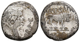 MARCO ANTONIO. Quinario. (Ar. 1,59g/13mm). 42 a.C. Lugdunum. (Crawford 489/6). Anv: Busto alado de Victoria a derecha, delante: RPC. Rev: Leon a derec...