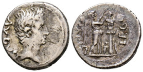AUGUSTO. Quinario. (Ar. 1,80g/14mm). 25-23 a.C. Emérita Augusta. (RIC 1a). Anv: Cabeza de Augusto a derecha, detrás leyenda: AVGVSTVS. Rev: Victoria e...