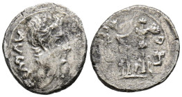 AUGUSTO. Quinario. (Ar. 1,49g/15mm). 25-23 a.C. Emérita Augusta. (RIC 1a). Anv: Cabeza de Augusto a derecha, detrás leyenda: AVGVSTVS. Rev: Victoria e...