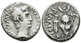 AUGUSTO. Denario. (Ar. 3,78g/16mm) 25-23 a.C. Emérita. (RIC 7a). Anv: Cabeza de Augusto a derecha, alrededor leyenda: IMP CAESAR AVGVST. Rev: Casco gu...