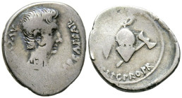 AUGUSTO. Denario. (Ar. 3,75g/20mm) 25-23 a.C. Emérita. (RIC 7a). Anv: Cabeza de Augusto a derecha, alrededor leyenda: IMP CAESAR AVGVST. Rev: Casco gu...