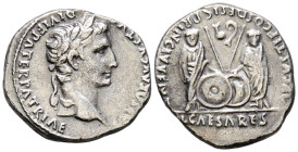 AUGUSTO. Denario. (Ar. 3,43g/18mm). 7-6 a.C. (RIC 207). Anv: Cabeza laureada de Augusto a derecha, alrededor leyenda: CAESAR AVGVSTVS DIVI F PATER PAT...