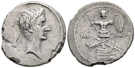 AUGUSTO. Denario. (Ar. 3,23g/20mm). 29-27 a.C. Brundisium o Roma. (RIC 265a). Anv: Cabeza desnuda de Augusto a derecha. Rev: Trofeo naval militar con ...
