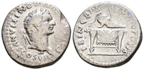 DOMICIANO. Denario. (Ar. 3,08g/17mm). 80 d.C. Roma. (RIC 51). Anv: Cabeza laureada de Domiciano a derecha, alrededor leyenda: CAESAR DIVI F DOMITIANVS...